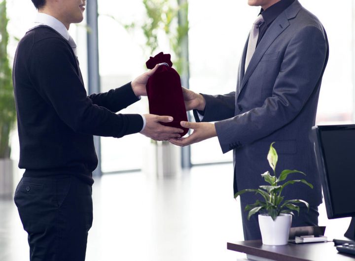 Choose the Perfect Corporate Gift Suppliers with These Tips